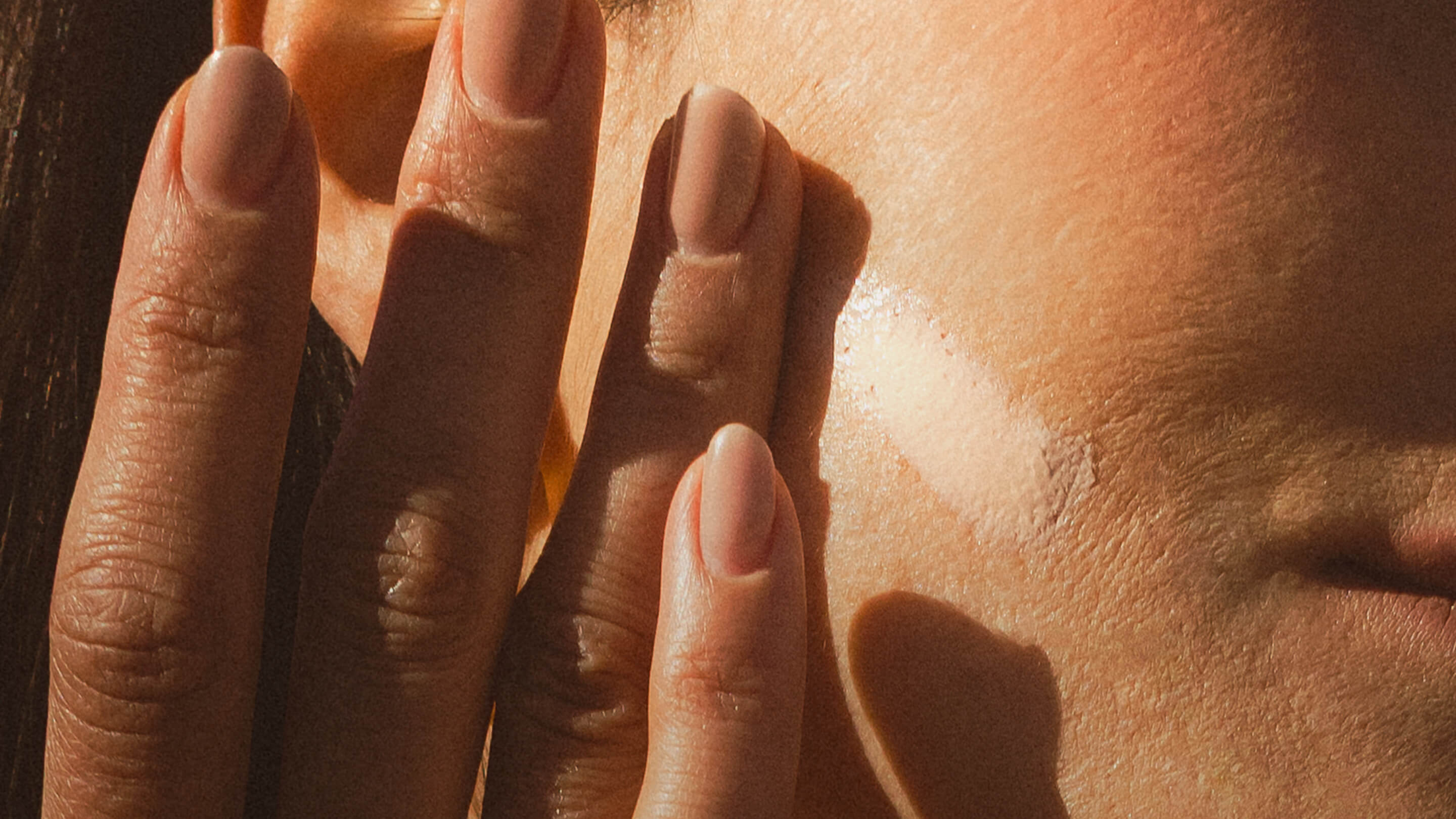 Mineral vs Chemical Sunscreen: What’s the Difference and Why It Matters for Sensitive Skin